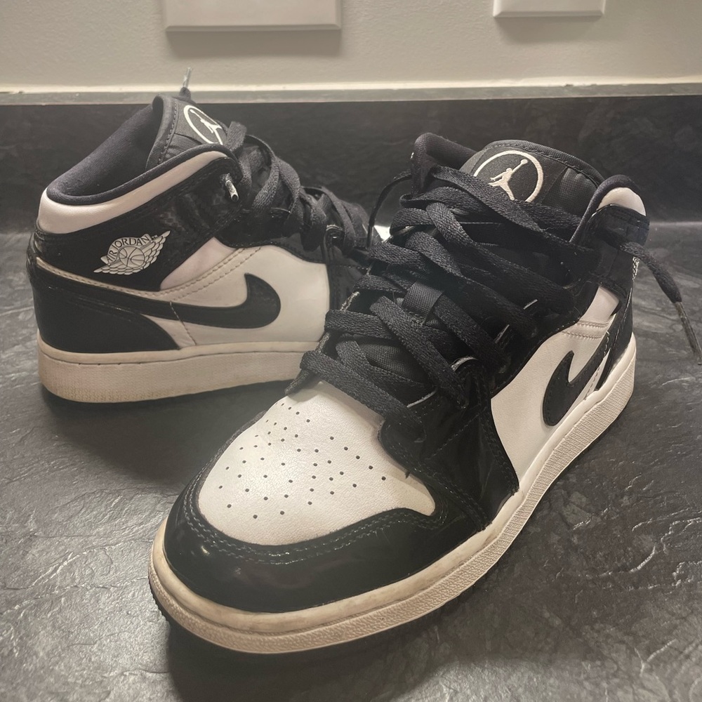 Jordan 1 - Size 5Y. (Women’s 6.5 US)